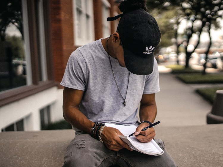 How To Write A Short Author’s Bio: The Do’s and Don’ts of Introducing Yourself